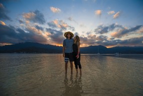 情侣俩人相拥看海图片